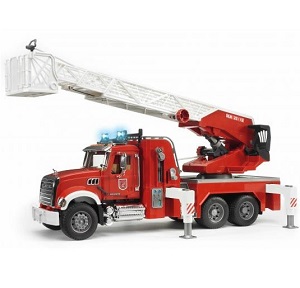 bruder 2821 - Bruder 02821 vrachtwagen Mack Granite brandweerwagen met uitschijfbare ladder, licht en geluid module en waterpomp. (aanbieding)