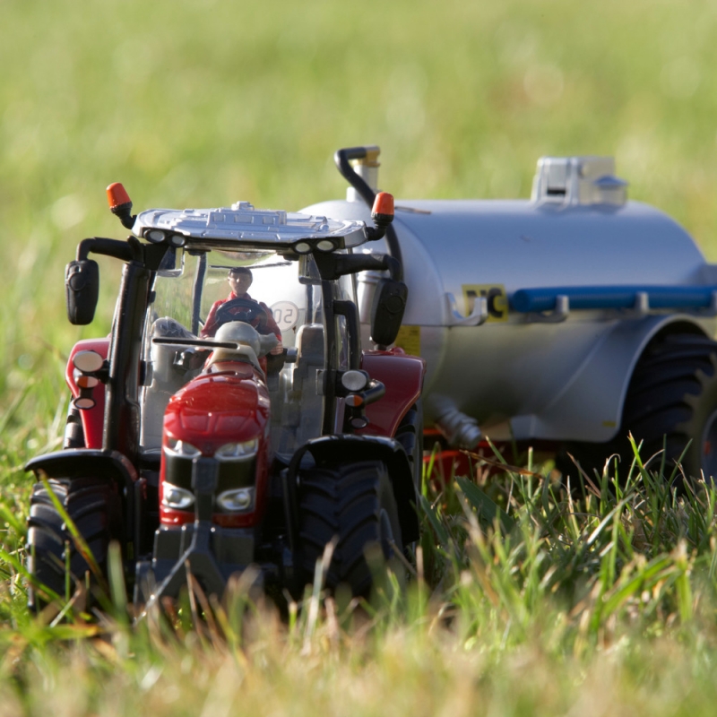 Britains 43235 - Britains Britains 43235 Massey Ferguson 6718 S tractor 1:32 - Britains 43235
